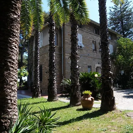 La Casa Di Anny Di Charme Bed and Breakfast 4*